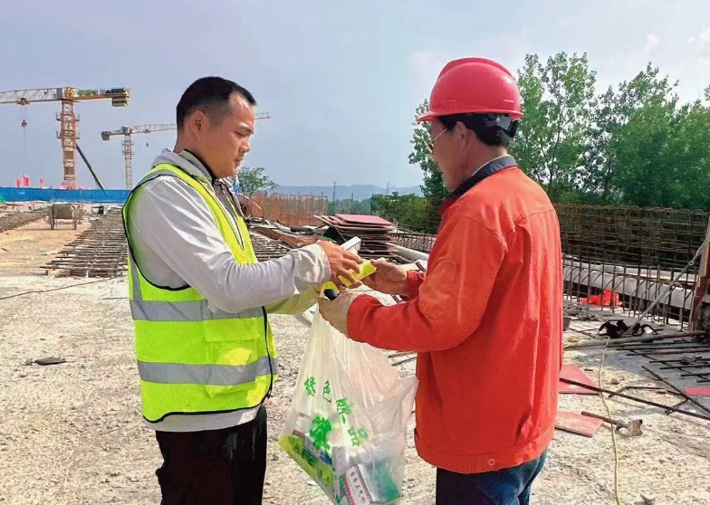 炎炎夏日送清涼  絲絲關(guān)懷入人心