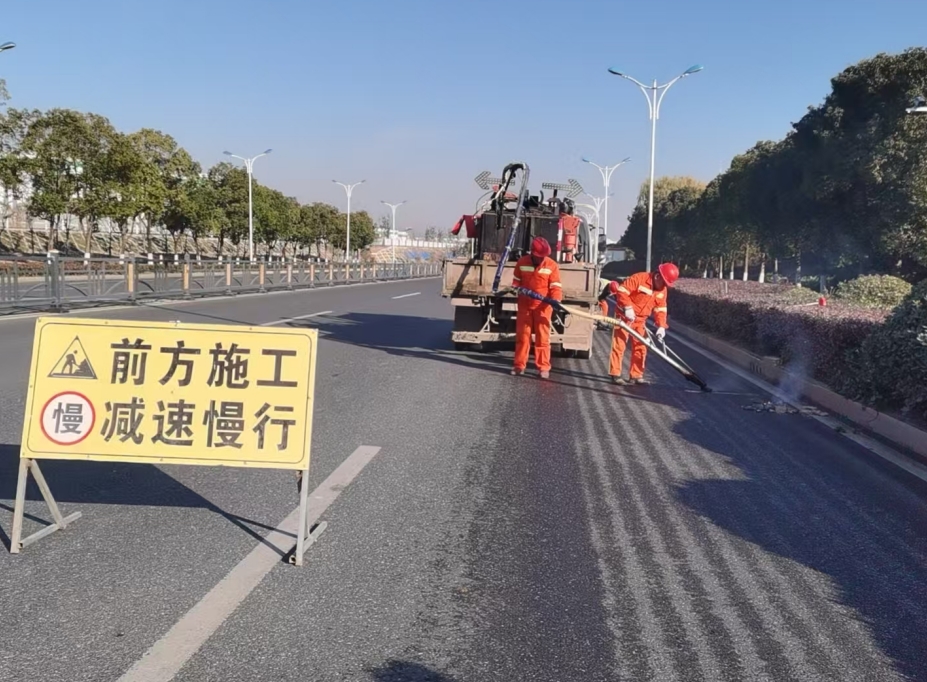 強化道路養護,護航“元旦”假日出行!